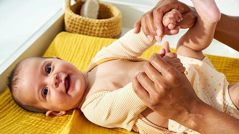 Glad baby på stellematte.